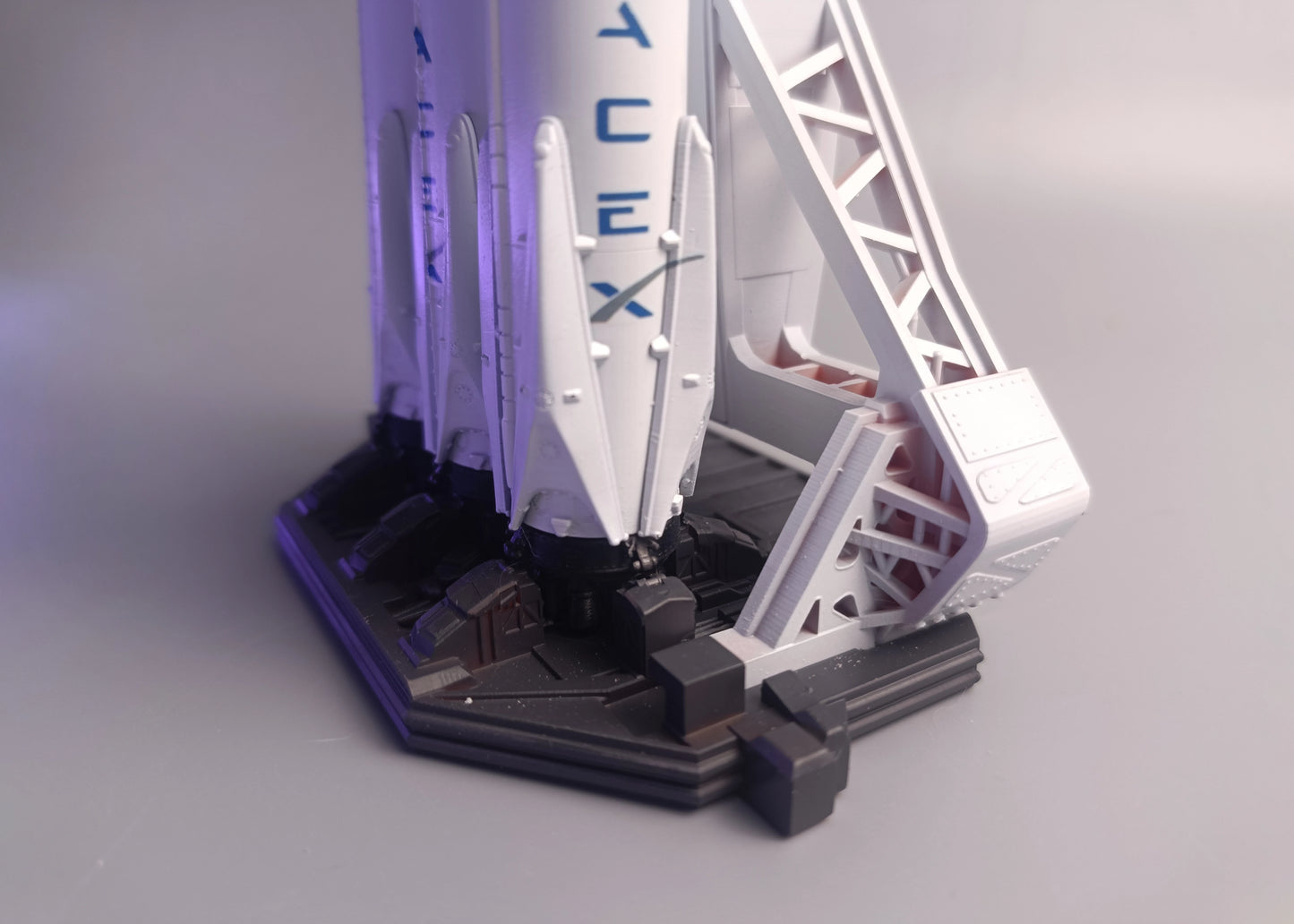 Landing legs and detailed launch table base for Falcon Heavy rocket by SpaceX in 1:200 scale